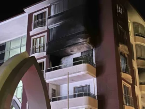 Konya’da bir apartmanın dördüncü katında çıkan yangın paniğe neden oldu.