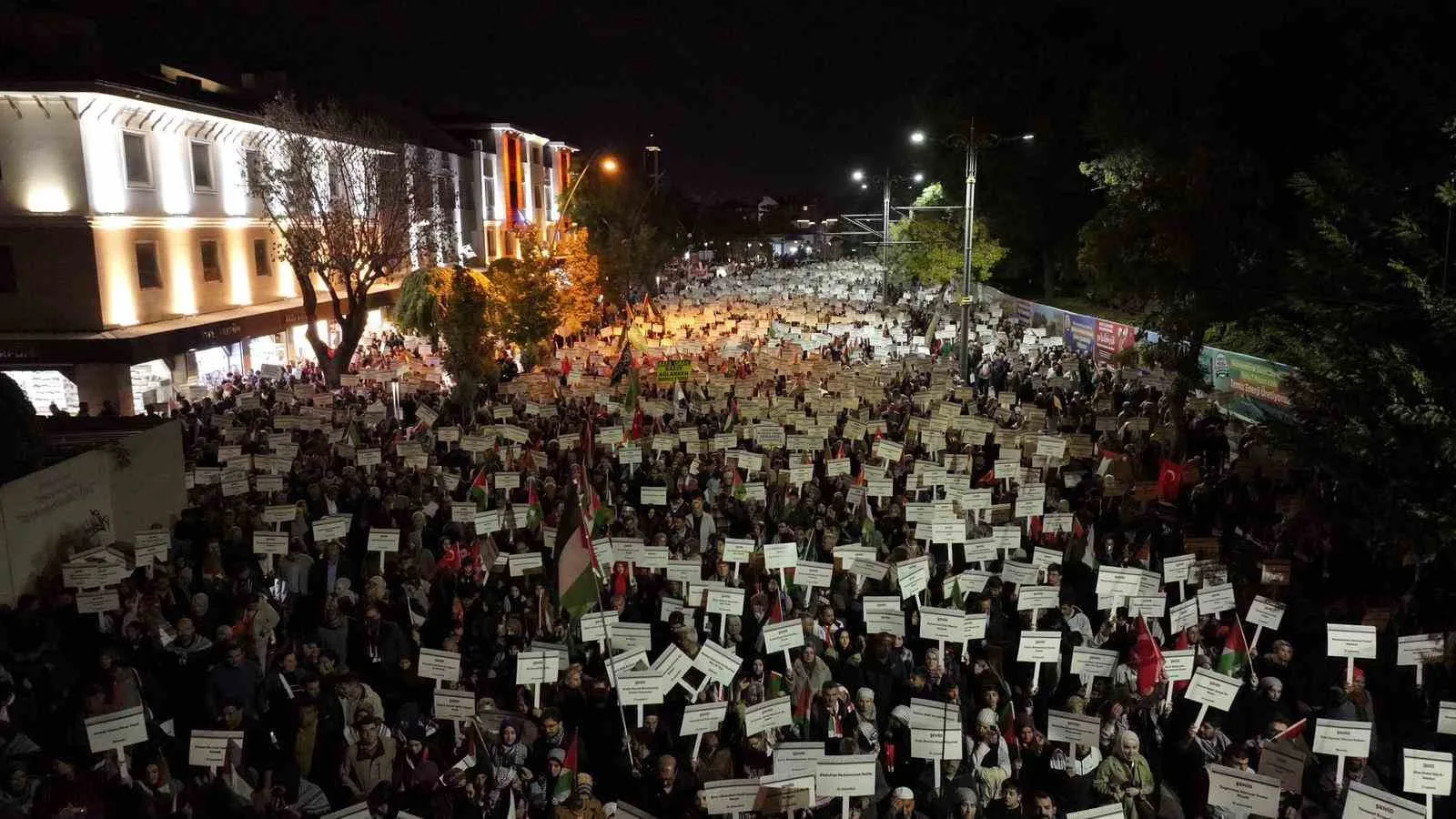 Konya’da İsrail’in Gazze’de gerçekleştirdiği soykırımın yıl dönümünde Filistin’de yaşanan insanlık