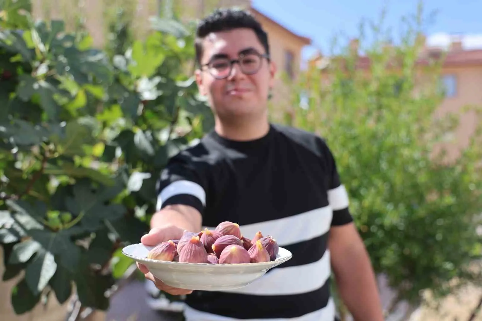 Konya’da yaşayan üniversite öğrencisi genç, gezmeye gittiği Şanlıurfa’dan aldığı iki