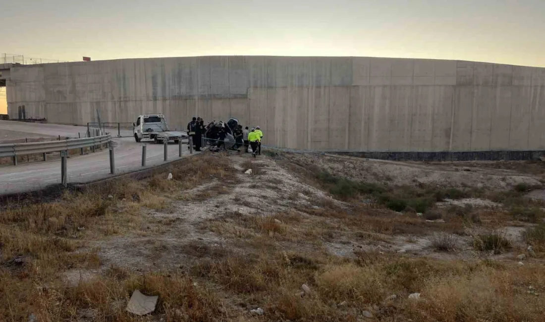 Konya’da sürücüsünün direksiyon hakimiyetini kaybettiği otomobil yol kenarına uçtu. Kazada