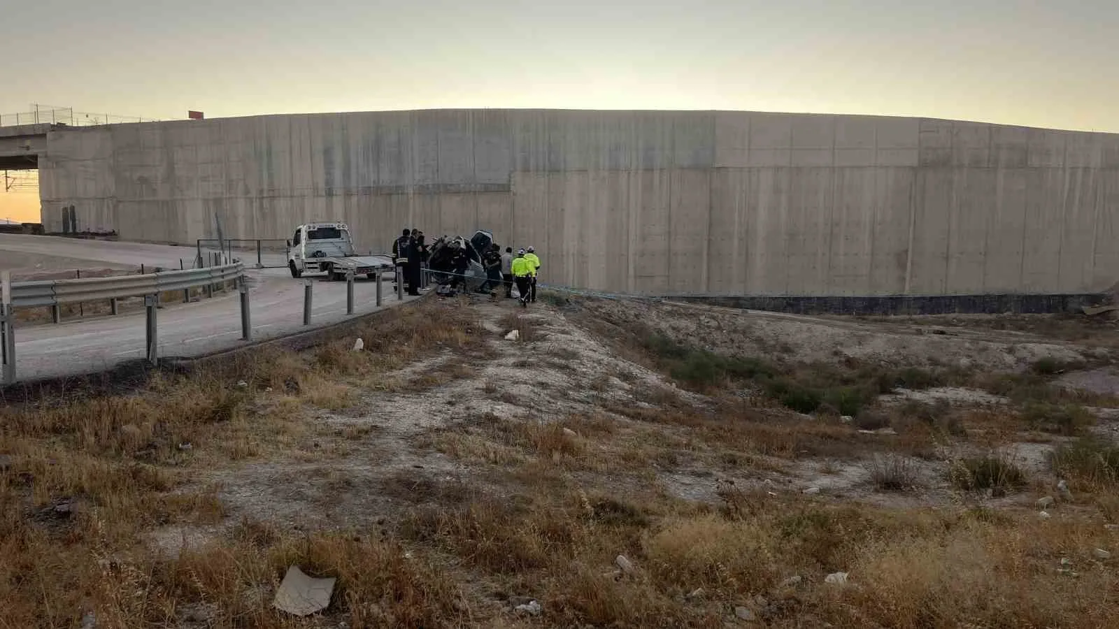 Konya’da sürücüsünün direksiyon hakimiyetini kaybettiği otomobil yol kenarına uçtu. Kazada