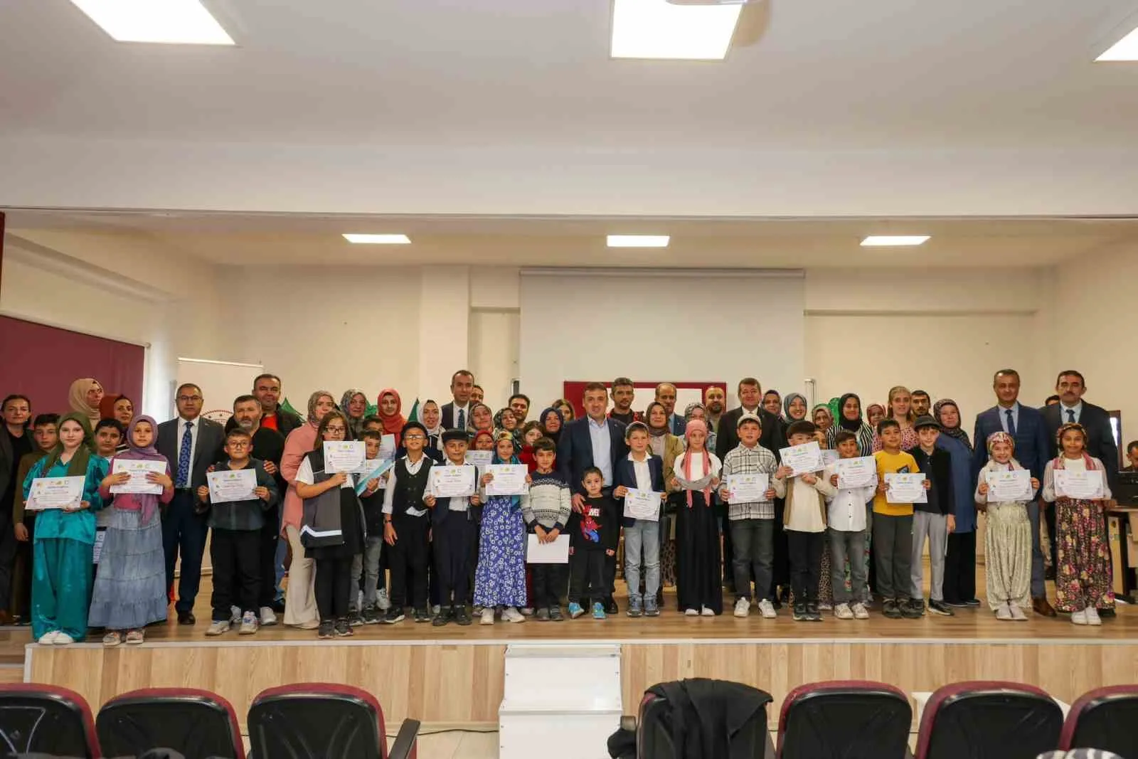 Bilecik’te düzenlenen ‘Lider çocuk tarım kampı’ kapsamında öğrenciler, kooperatifçilik temalı