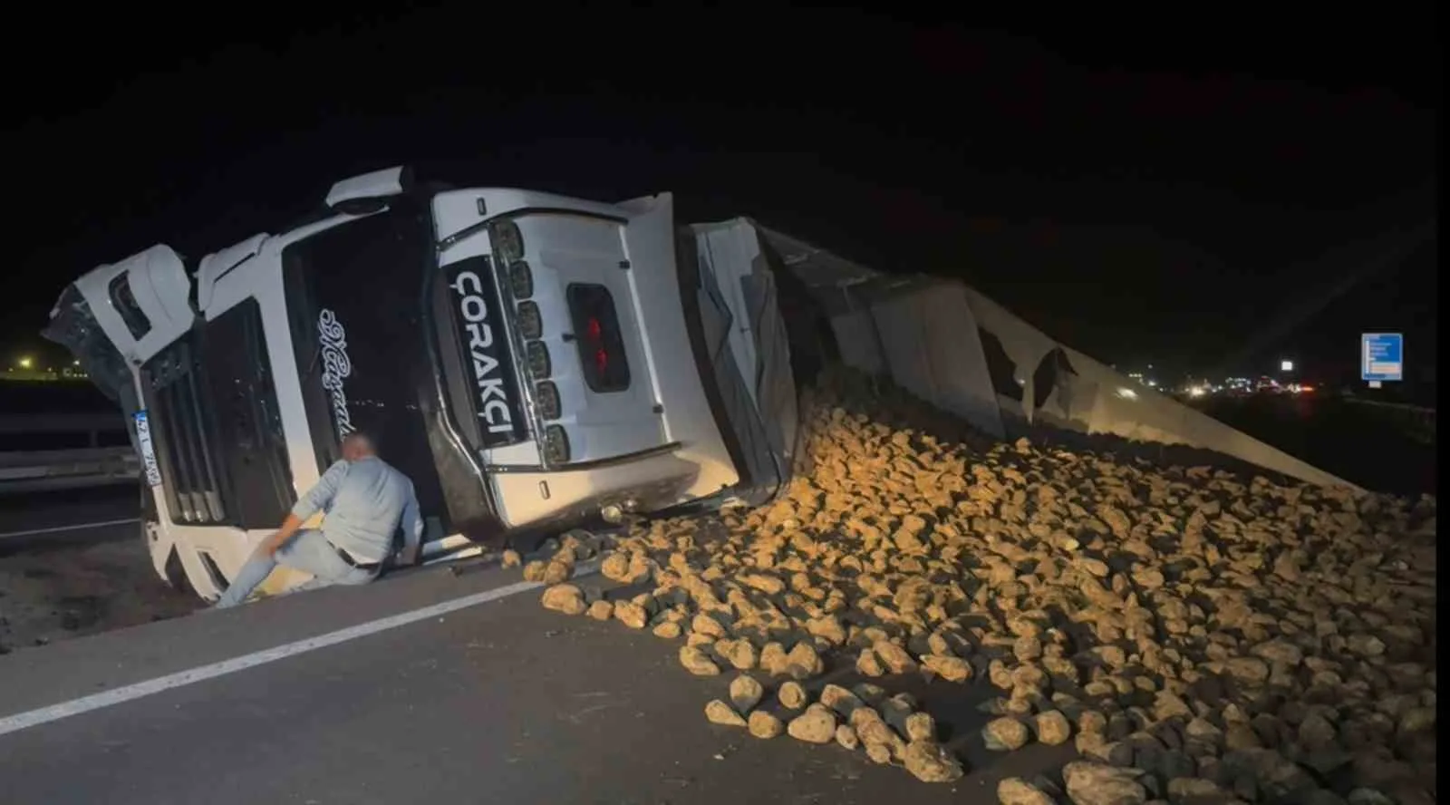 Aksaray’da sürücüsünün köpeğe çarpmamak için manevra yaptığı pancar yüklü tır