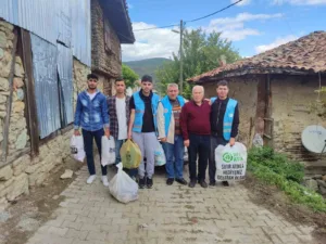 Gediz ilçesine bağlı Köpenez Köyü’nde çıkan yangında evleri kullanılamaz hale