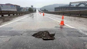 Karabük-Eskipazar kara yolunda bulunan Asit Köprüsü’nün giriş kısmında oluşan çatlaklar