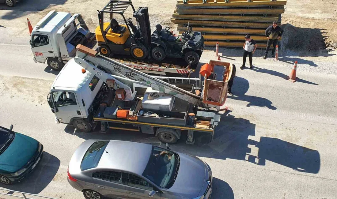 Bilecik’te Hamsu Köprüsü üzerinde arızalanan tır trafiği durma noktasına getirdi.