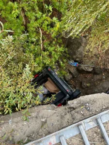 Adıyaman’ın Gölbaşı ilçesinde kontrolden çıkan bir otomobil köprüden uçarak ağaç