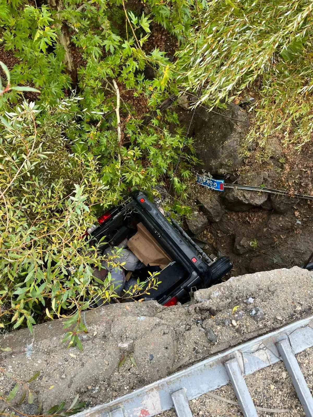 Adıyaman’ın Gölbaşı ilçesinde kontrolden çıkan bir otomobil köprüden uçarak ağaç
