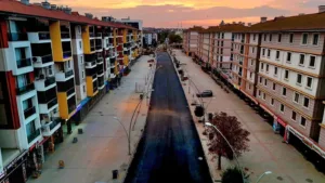 Körfez ilçesinde 28 sokakta yürütülen çalışmalarda yollar, kaldırımlar ve bordürler