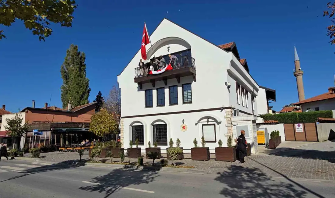 Kosova’nın güneyindeki Prizren şehrinde 102 Kosovalı kadın, Türkiye Cumhuriyeti’nin 102.