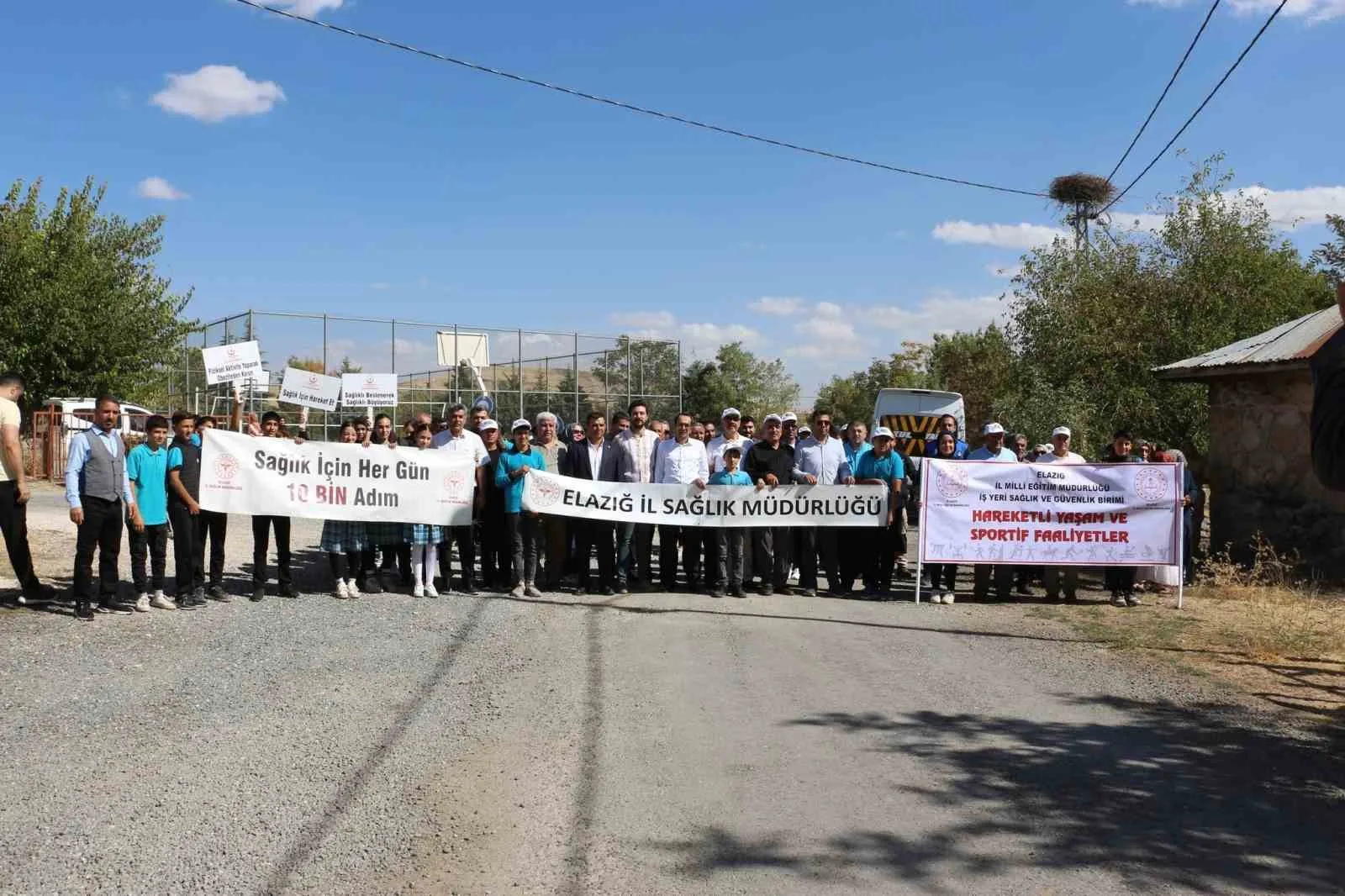 Elazığ’ın Kovancılar ilçesinde doğa yürüyüşü düzenlendi. İl Sağlık Müdürlüğü tarafından
