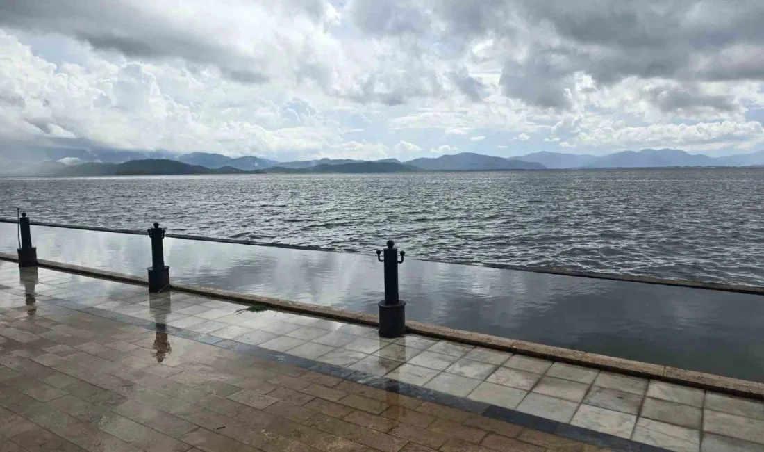 Köyceğiz Gölü, sabah saatlerinden bu yana etkili olan yağışlardan nasibini