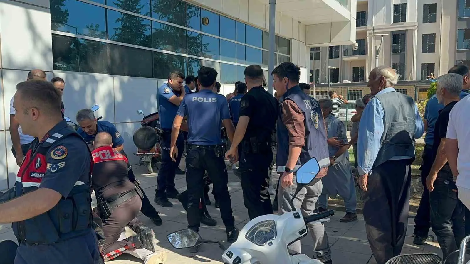 Adıyaman’da dün köyde başlayıp adliye önünde devam eden iki grup