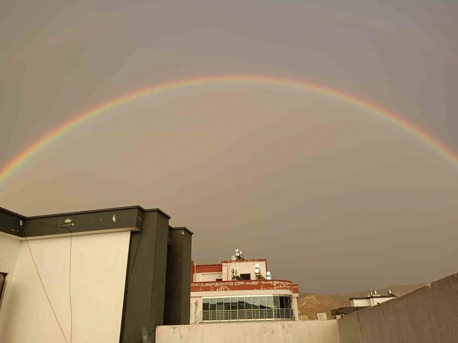 Adana’nın Kozan ilçesinde yağmurun ardından ortaya çıkan çifte gökkuşağı görsel