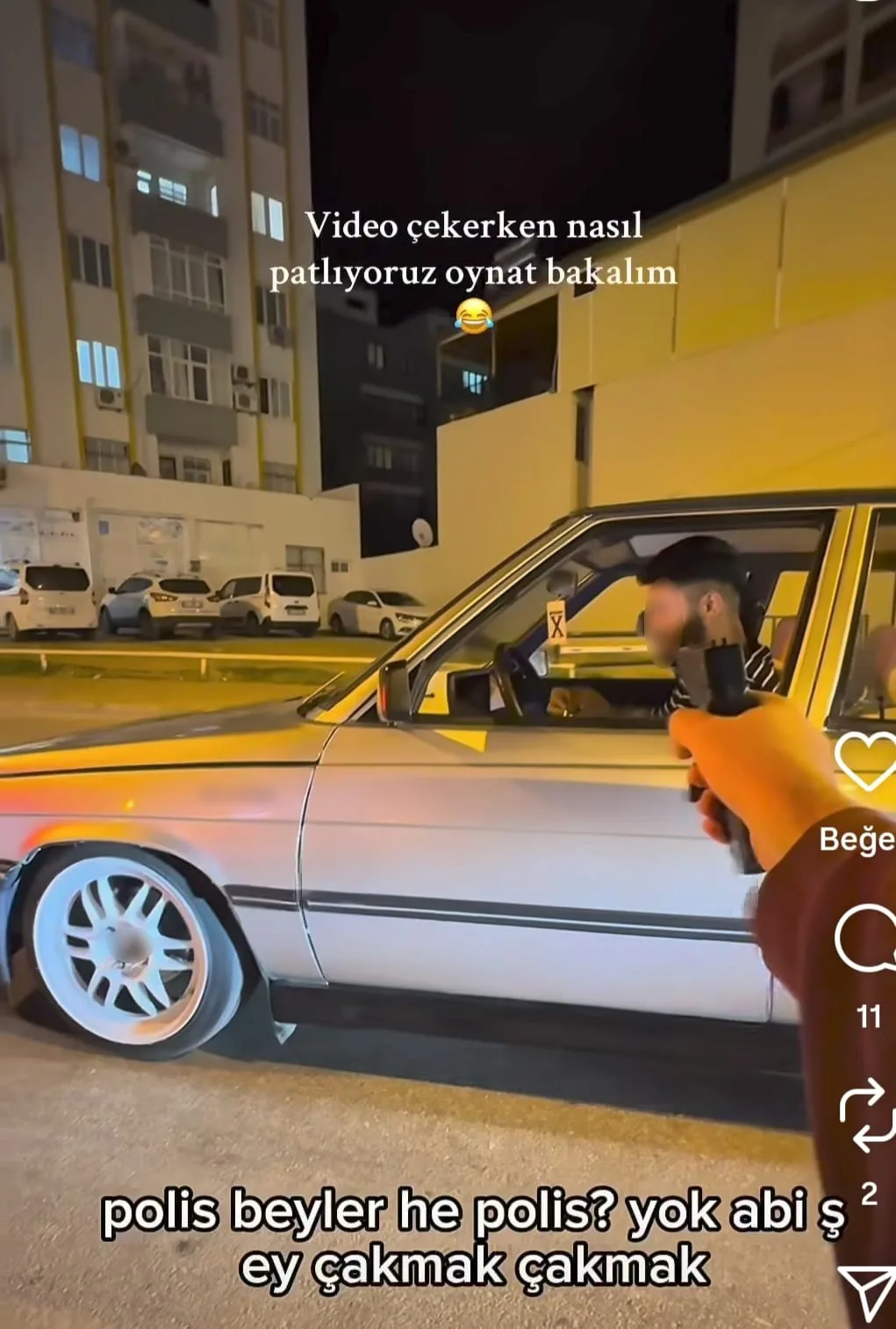 Adana’nın Kozan ilçesinde trafikte seyir halindeyken elindeki oyuncak silahla arkadaşını