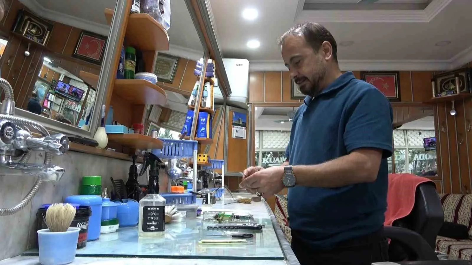 Siirt’te 26 yıllık berber 48 yaşındaki Aydın Ekin, modern tıraş