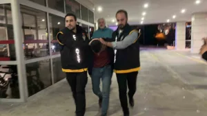 Manisa’nın Turgutlu ilçesinde, akaryakıt istasyonunda eski eşini kucağındaki bebeğe aldırmadan