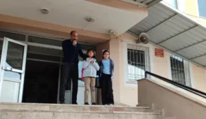 Erzincan’da bir ilkokulda yapılan sosyal deneyde, yere bırakılan çöpü fark