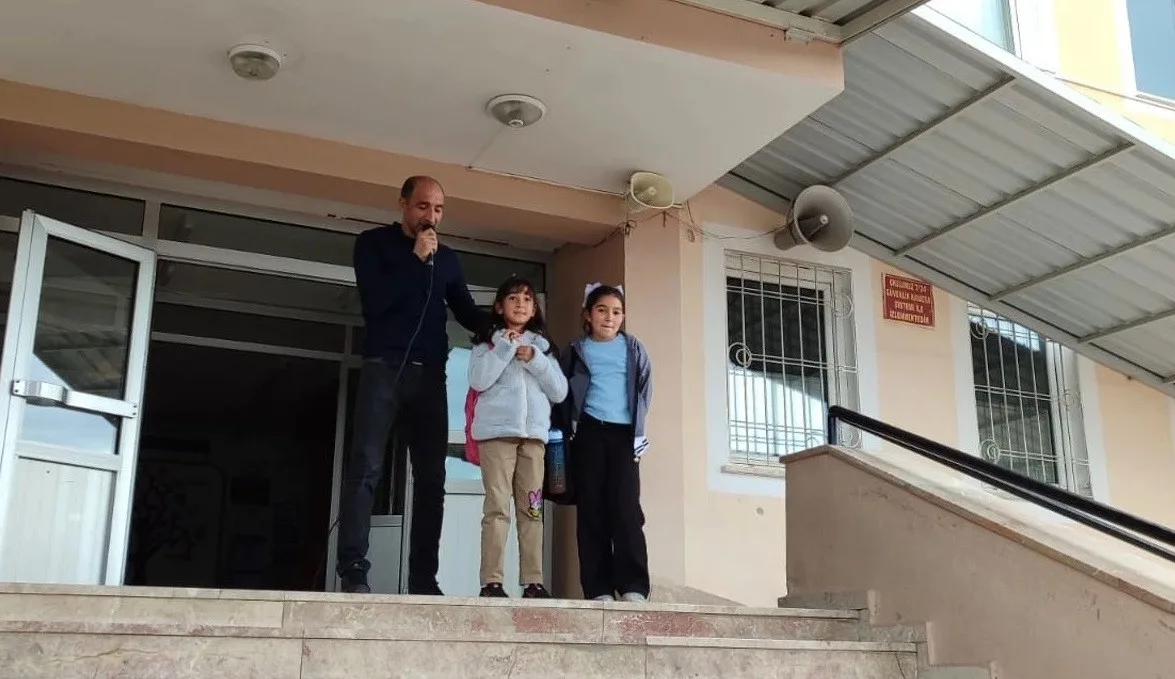 Erzincan’da bir ilkokulda yapılan sosyal deneyde, yere bırakılan çöpü fark