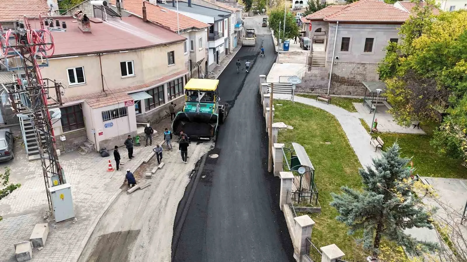 Yapılan yeni asfalt yollarla ilçe halkına daha güvenli ve konforlu