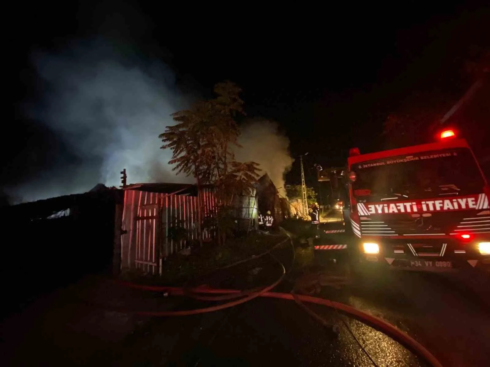 Küçükçekmece’de iş yerinde çıkan yangın elektrik tellerine sıçradı. Ekiplerin yangına