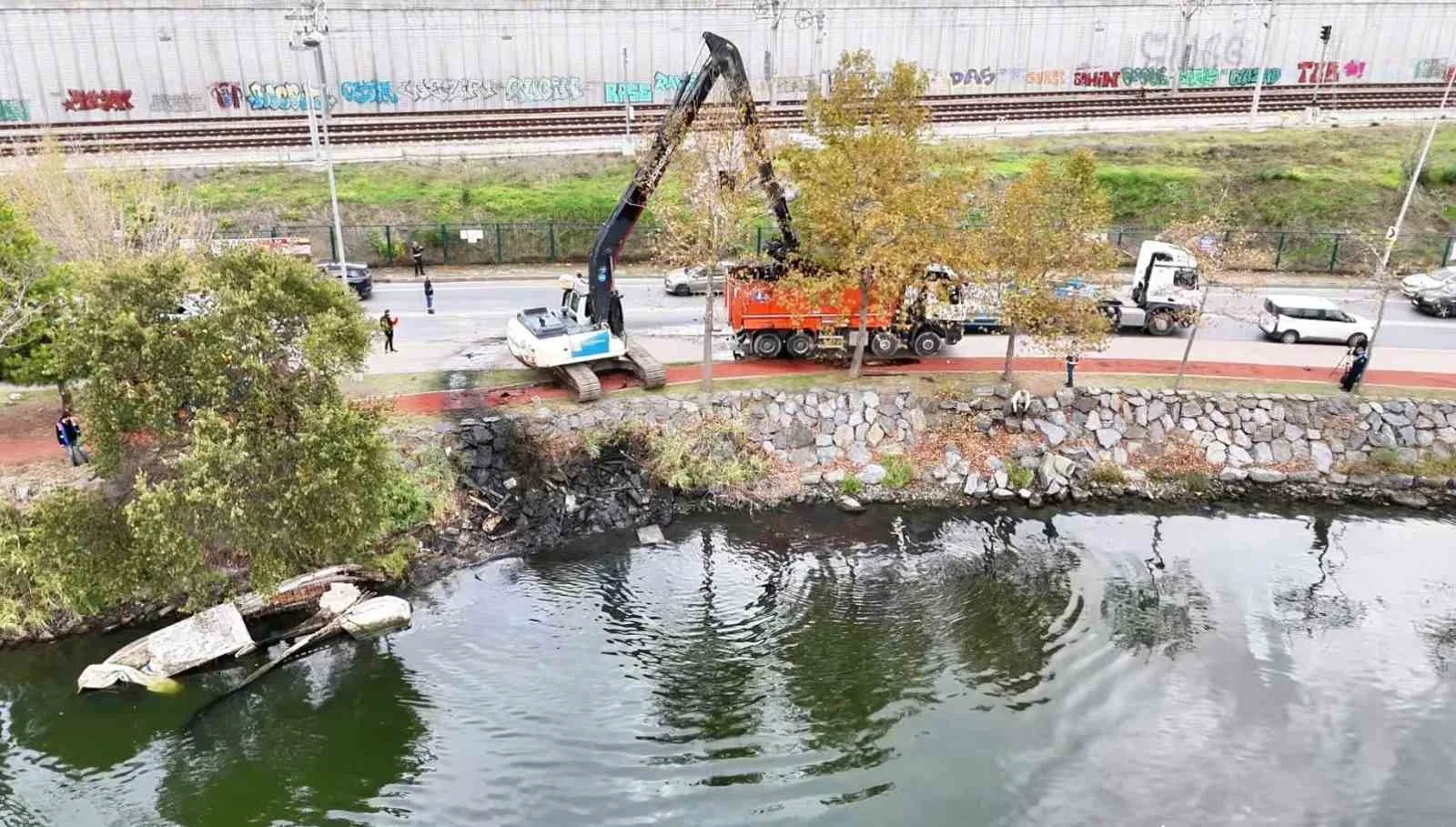 Küçükçekmece Belediyesi ekipleri, tekne mezarlığına dönen Menekşe Deresi’ni temizleme çalışmasına