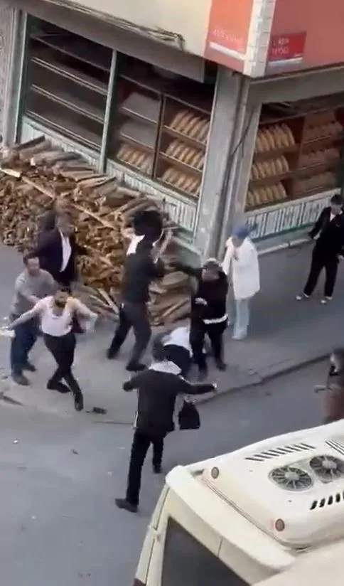 İstanbul’un Küçükçekmece ilçesinde, iki grup arasında bilinmeyen bir nedenle tartışma