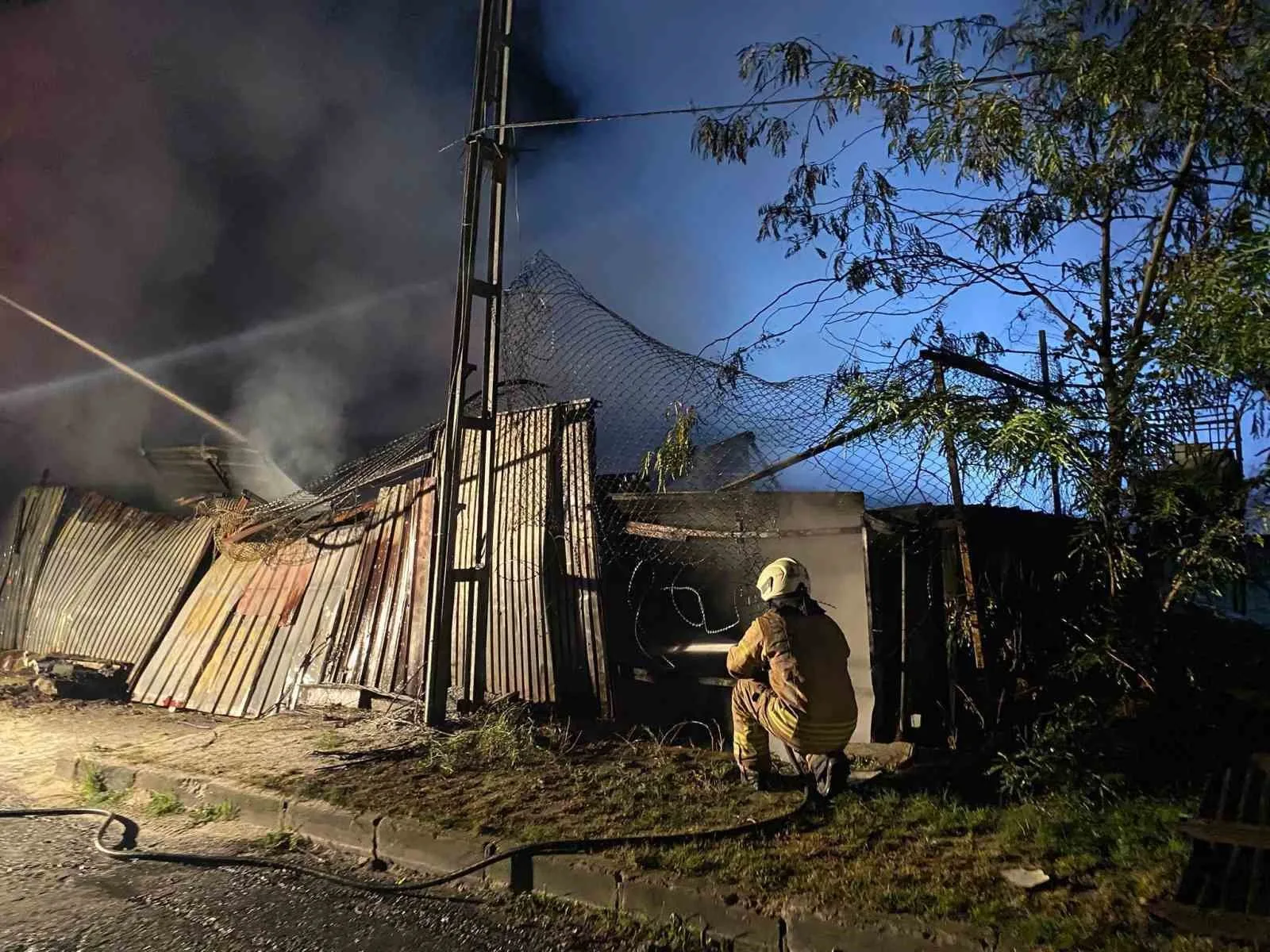 Küçükçekmece’de bir işlerinde başlayan yangın büyüyerek elektrik tellerine sıçradı. Meydana