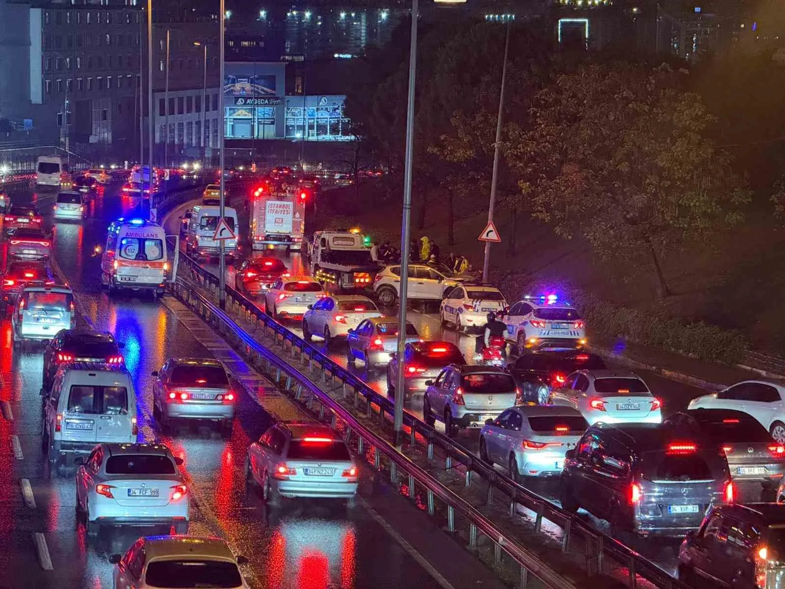 Küçükçekmece Sefaköy D-100 Karayolu’nda yağmurun etkisiyle kayganlaşan yolda sürücüsünün direksiyon