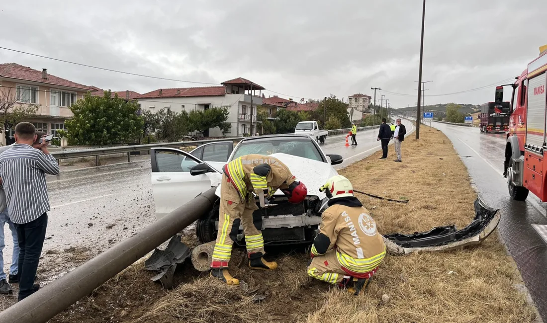 Manisa’nın Kula ilçesinde yağışlı hava nedeniyle kayganlaşan yolda direksiyon hakimiyetini