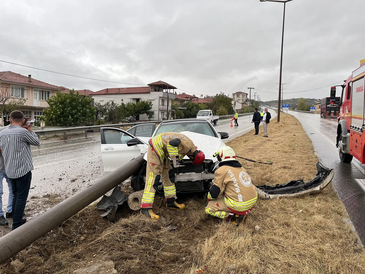 Manisa’nın Kula ilçesinde yağışlı hava nedeniyle kayganlaşan yolda direksiyon hakimiyetini