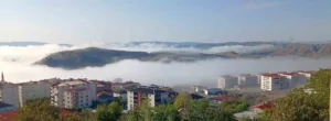 Diyarbakır’ın Kulp ilçesinde sabah saatlerinde oluşan sis, hayatı olumsuz etkiledi.