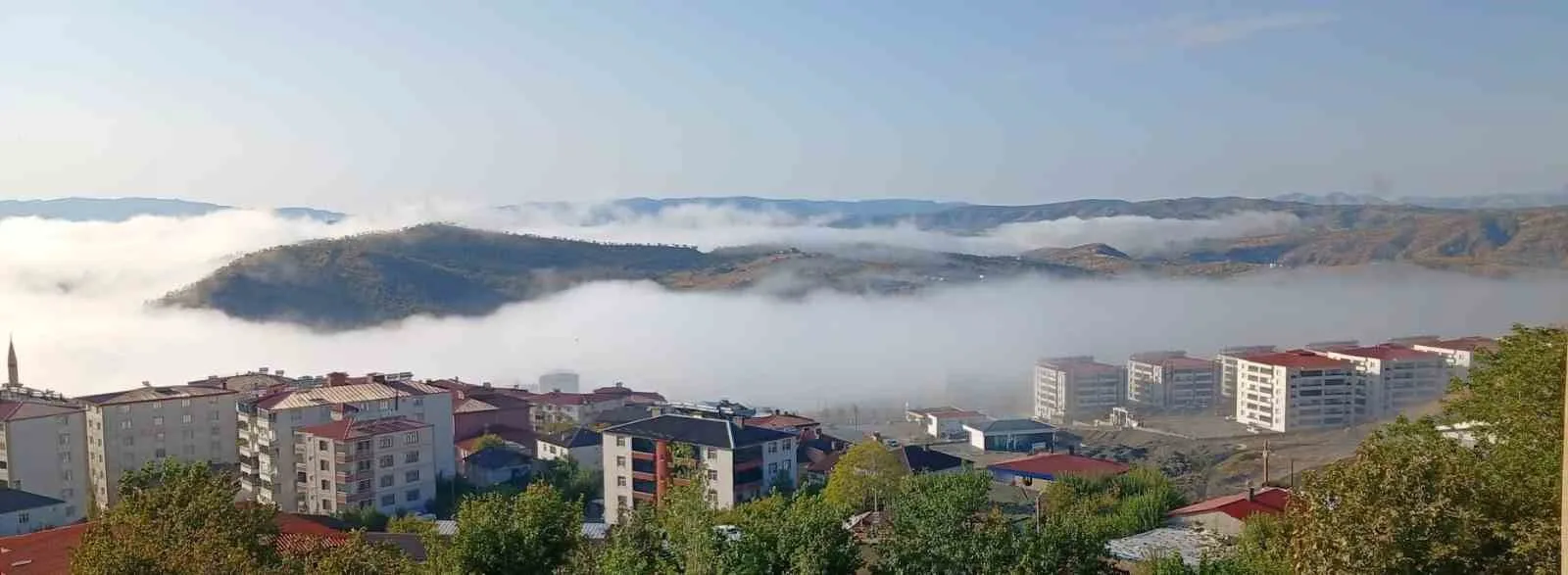 Diyarbakır’ın Kulp ilçesinde sabah saatlerinde oluşan sis, hayatı olumsuz etkiledi.