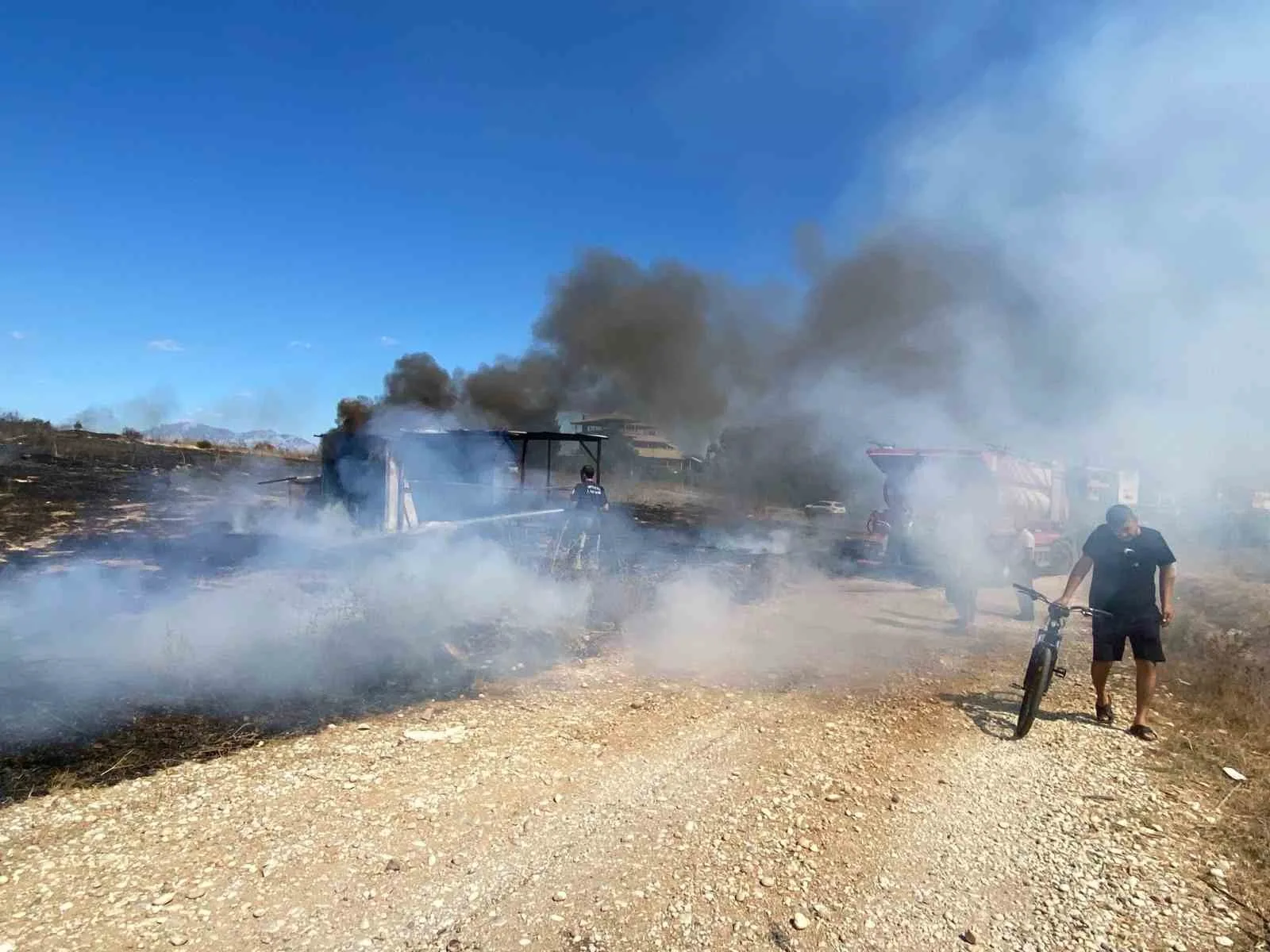 Antalya’nın Serik ilçesinde güvercin kulübesinde çıkan yangın itfaiye ekiplerince söndürülürken