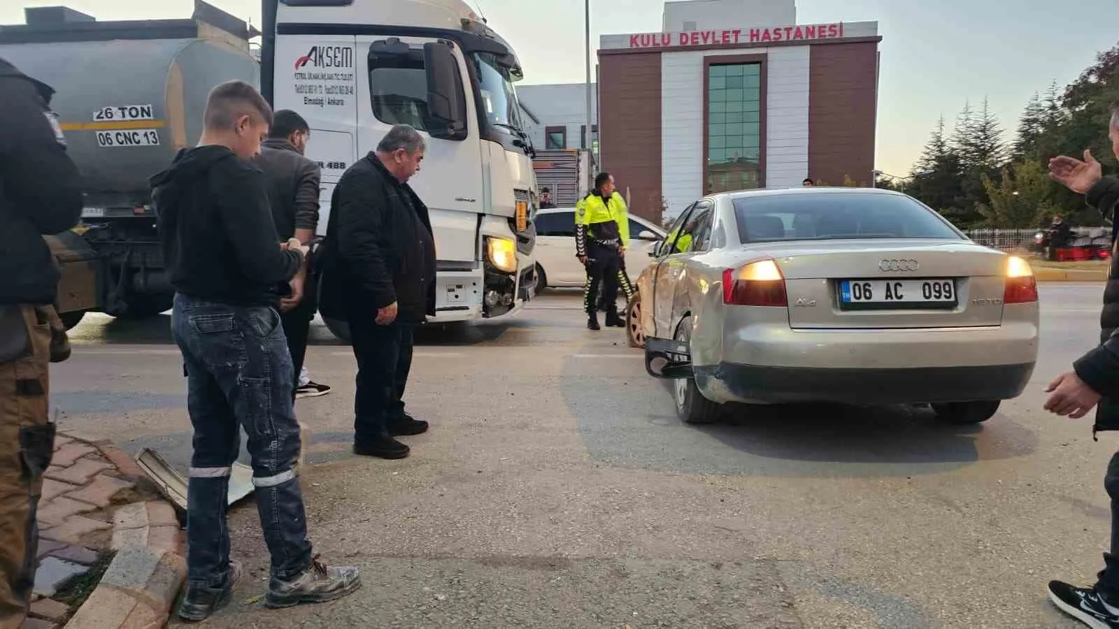 Konya’nın Kulu ilçesinde yakıt tankeri ile otomobilin çarpışması sonucu meydana