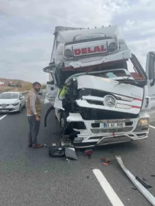 Konya’nın Kulu ilçesinde seyir halindeki tırın, başka bir tırın dorsesine