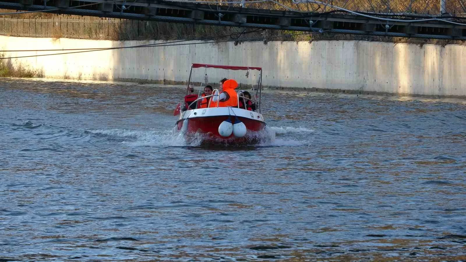 Ardahan’da Kura Nehrinde tekne turları turistlerin ilgisini çekiyor. Ardahan Belediye