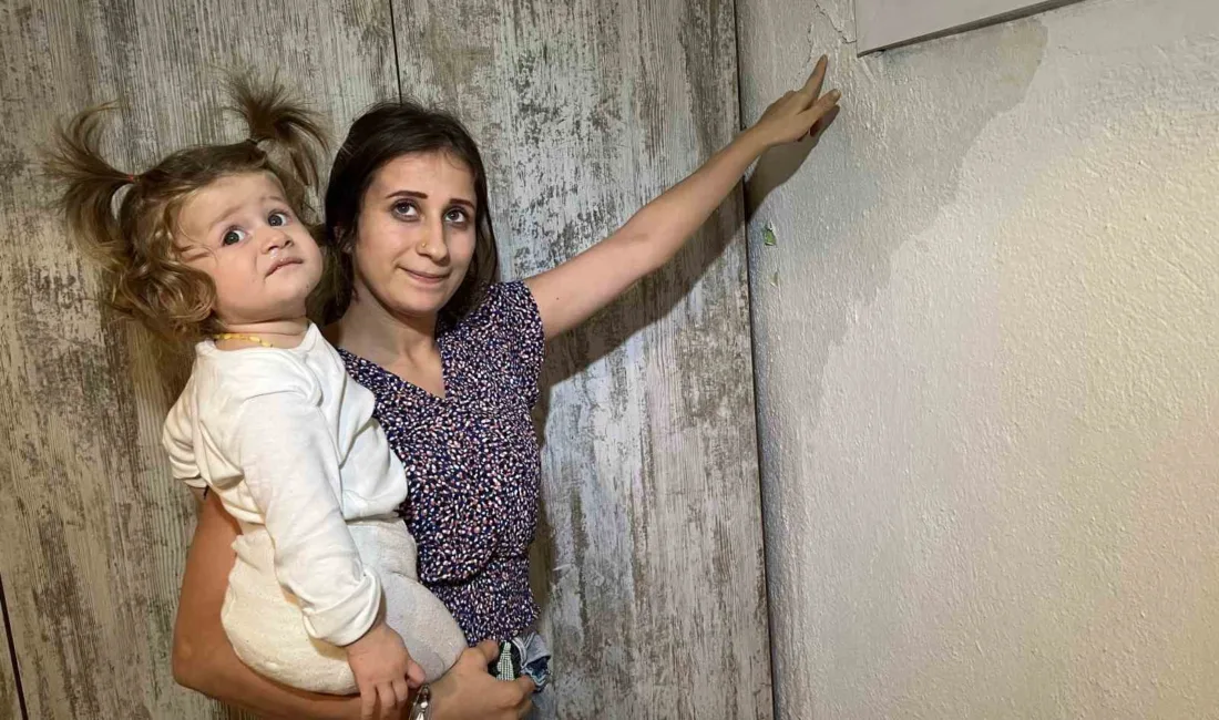 İzmir’in Karabağlar ilçesinde patlayan su borusu nedeniyle evleri su basan