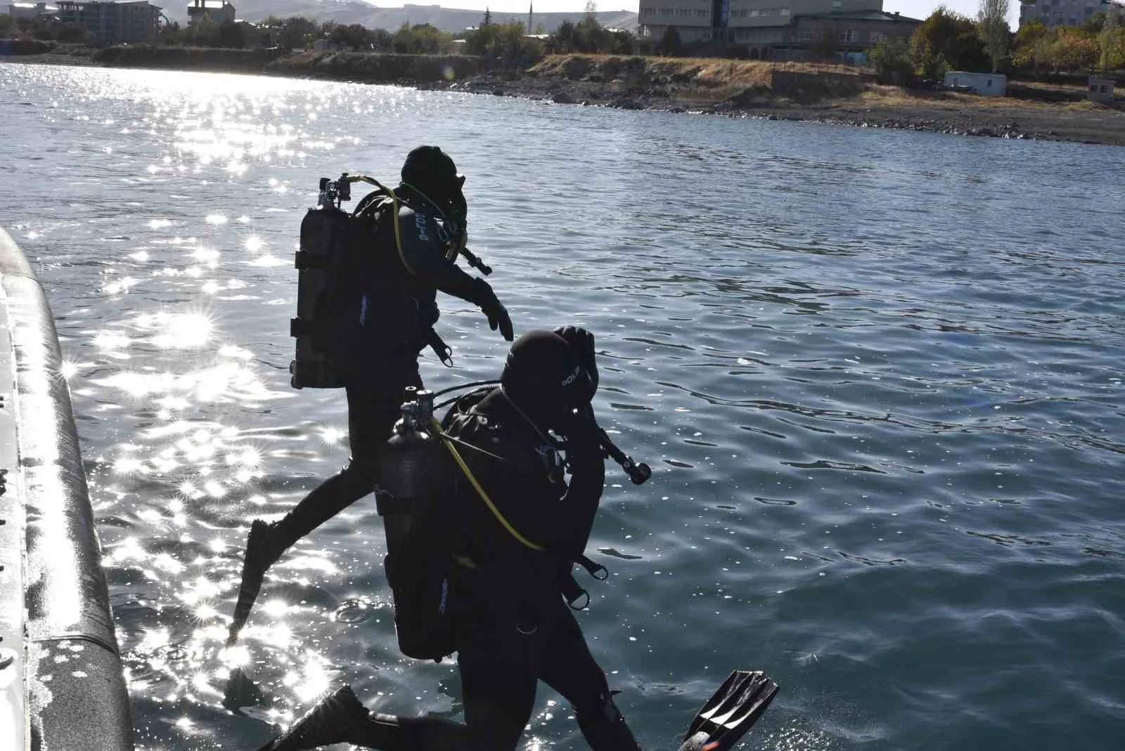 Bitlis Emniyet Müdürlüğü Tatvan Deniz Limanı Şube Müdürlüğünden görevli kurbağa