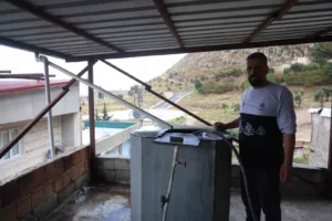 Hatay’da yaşayan Hasan Akkaya, evin damına kurduğu sistemle depoladığı yağmur