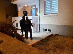 Kayseri’nin Melikgazi ilçesinde kimliği belirsiz şahıslar tarafından kurşunlanan evin camından