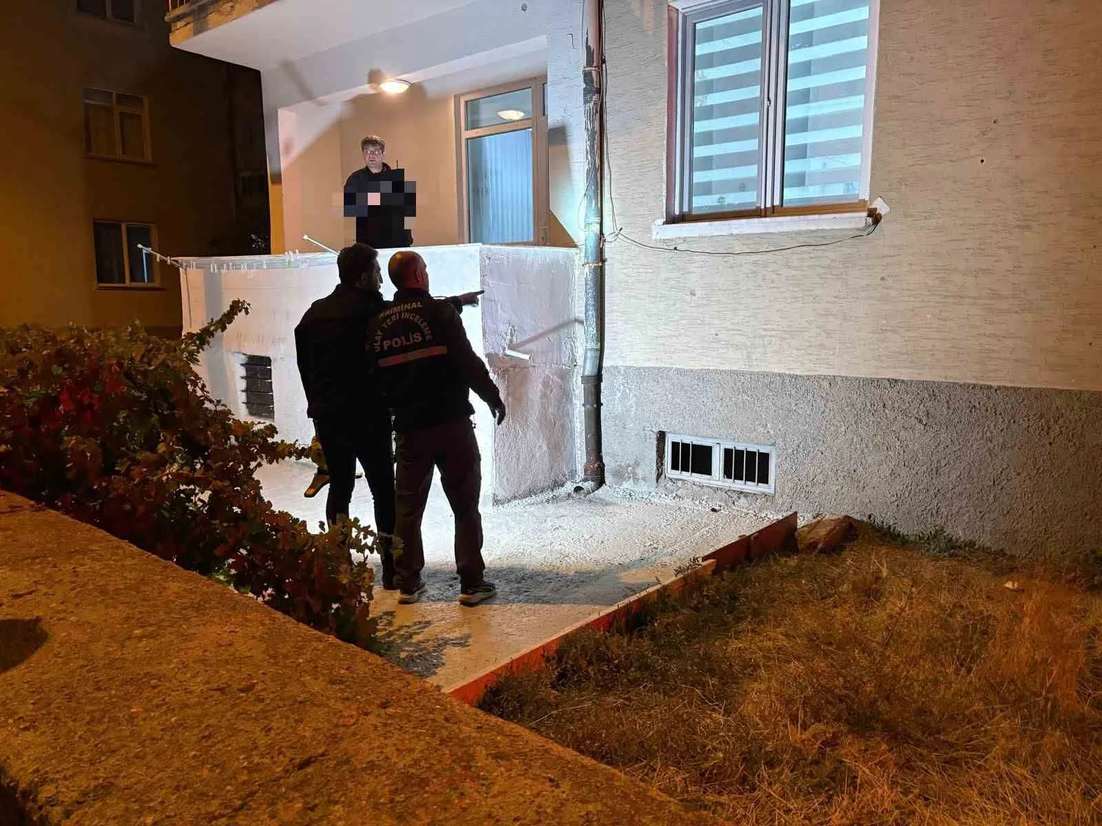 Kayseri’nin Melikgazi ilçesinde kimliği belirsiz şahıslar tarafından kurşunlanan evin camından