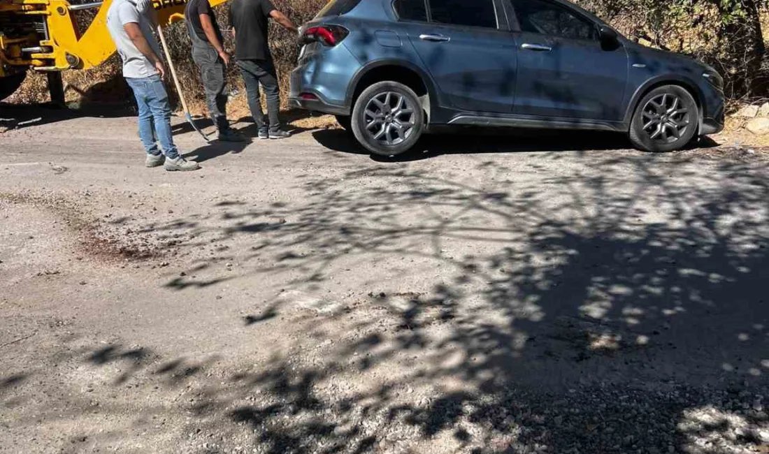 Siirt’in Kurtalan ilçesinde bir otomobil yol kenarındaki çukura girdi. Kazada