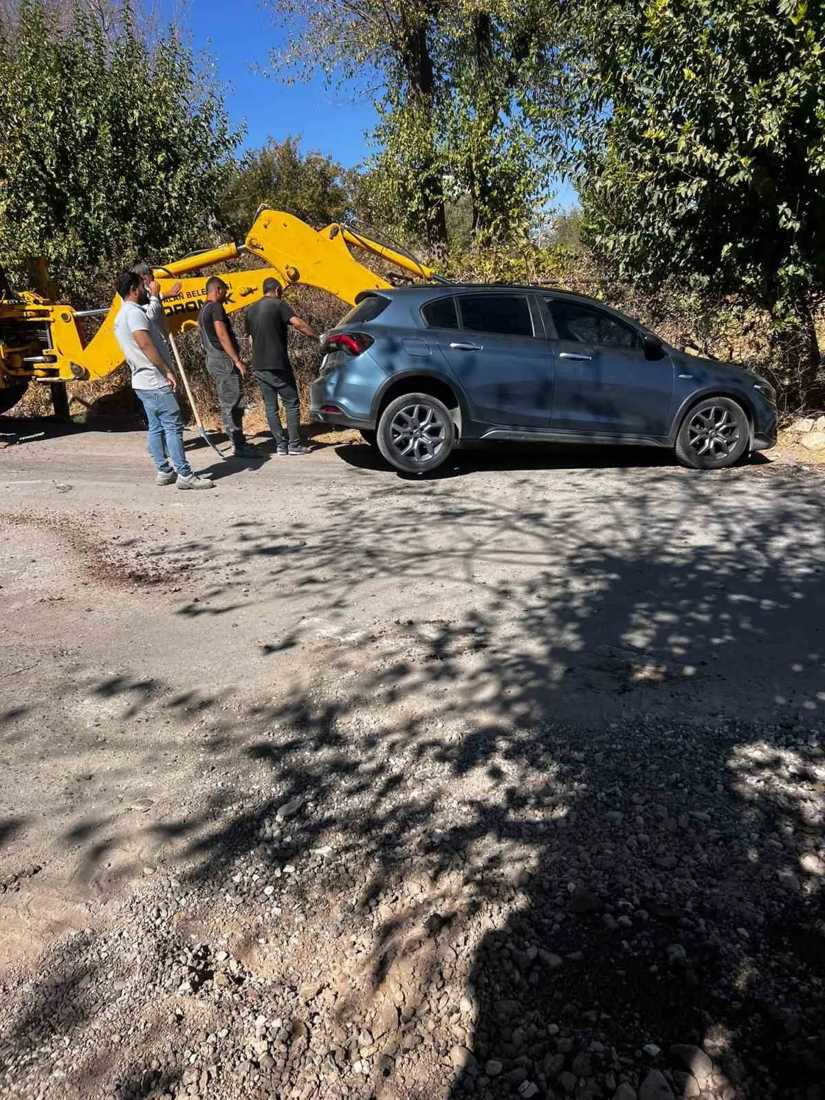 Siirt’in Kurtalan ilçesinde bir otomobil yol kenarındaki çukura girdi. Kazada