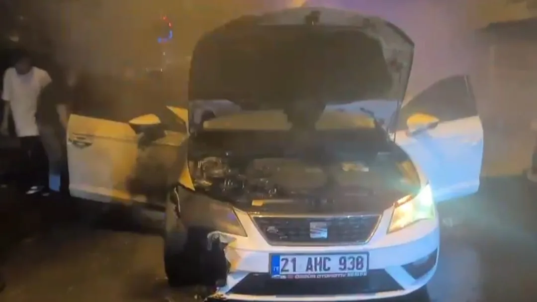 Siirt’in Kurtalan ilçesinde seyir halindeki bir otomobilde yangın çıktı. Edinilen