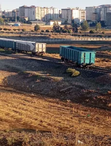 Siirt’in Kurtalan ilçesinde yük taşıyan trenin bir vagonu raydan çıktı.