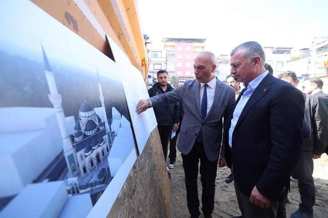 İzmit Kuruçeşme’de riskli olduğu için yıkılan Merkez Camii yerine yenisi