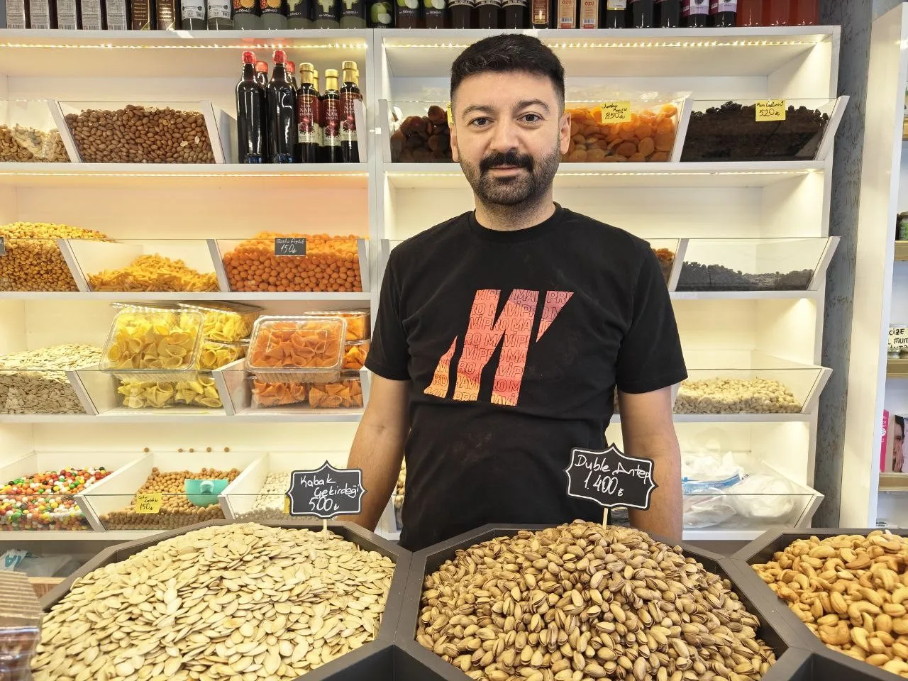 Kayseri’de 20 yıldır kuruyemişçilik yapan Arif Cankı, kuruyemiş fiyatlarının yükselişinin