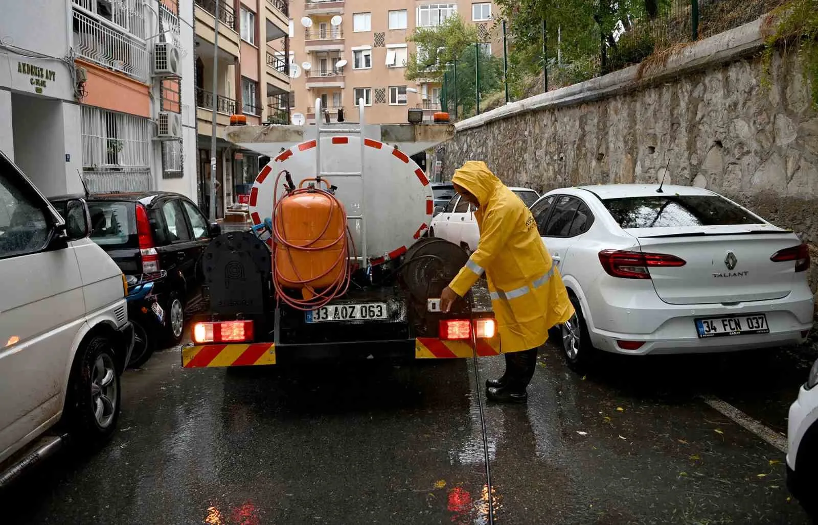 Kuşadası Belediyesi kent genelinde etkili olan sağanakta teyakkuza geçerek yaşanan