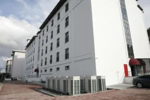 Kütahya Valisi Musa Işın, yapımı tamamlanan Kütahya Öğretmenevi binasında incelemelerde